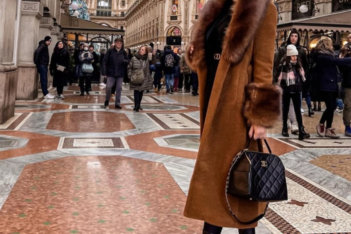 Κατερίνα Καινούργιου | Βόλτα στο Μιλάνο με την πιο εντυπωσιακή Chanel τσάντα