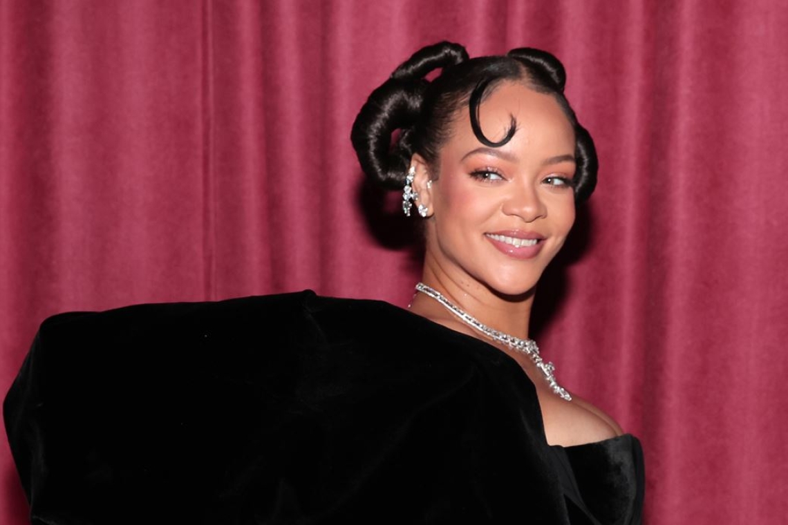 Η Rihanna στις Χρυσές Σφαίρες και η ultra dramatic glam εμφάνισή της