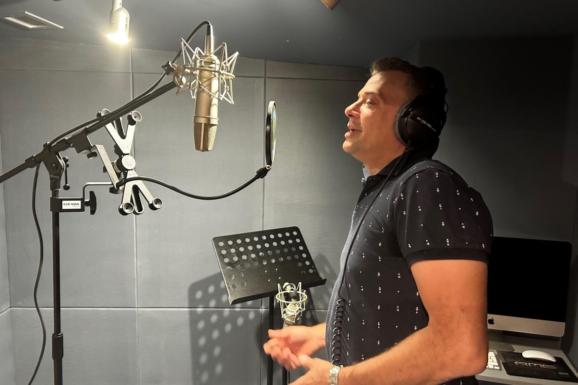 Αρίστος Βασιλειάδης | Ετοιμάζει το νέο του τραγούδι σε στούντιο των Β. Προαστίων