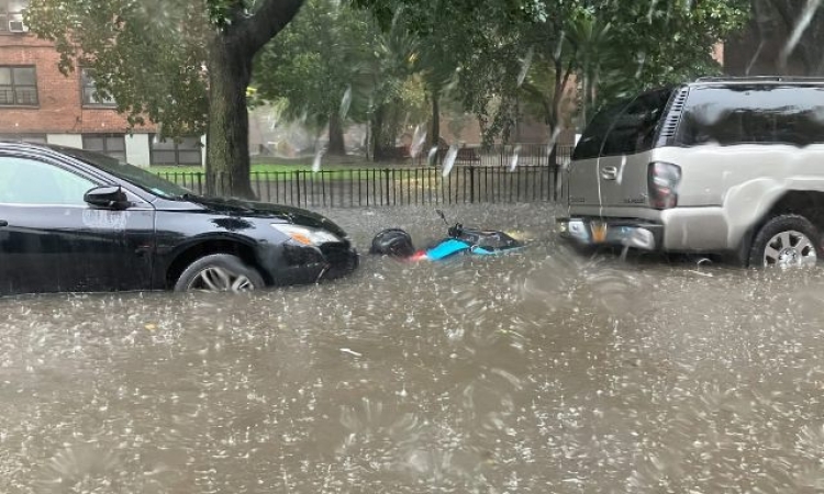 Το απόλυτο χάος στη Νέα Υόρκη - Καταιγίδα μετέτρεψε σε ποτάμια τους δρόμους