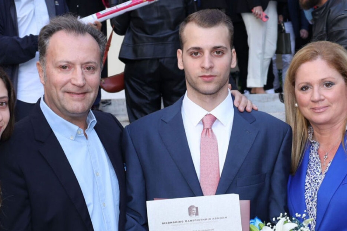 Δημήτρης Οικονόμου – Αλέξια Κουλούρη | Ο γιος τους Γιώργος αποφοίτησε από το Οικονομικό Πανεπιστήμιο Αθηνών