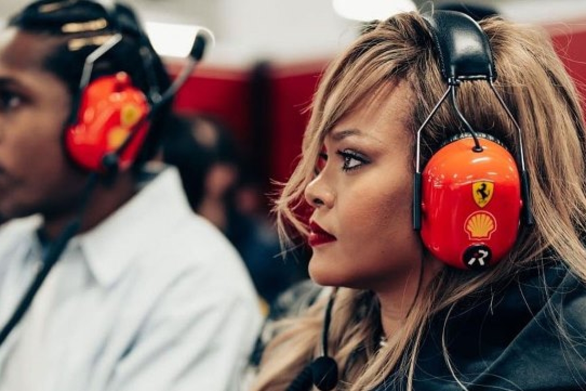 Rihanna | Έκλεψε τις εντυπώσεις στην Formula1 με racing look