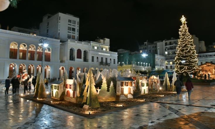 Πάτρα | Χριστουγεννιάτικος στολισμός στην πλατεία Γεωργίου - Φώτα, στολίδια και καρουζέλ για μικρούς και μεγάλους