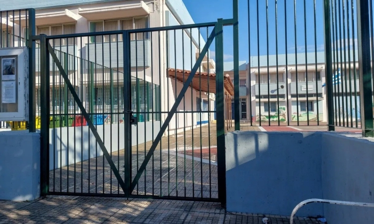Παιδί έπεσε από μπαλκόνι γυμνασίου στο Πέραμα