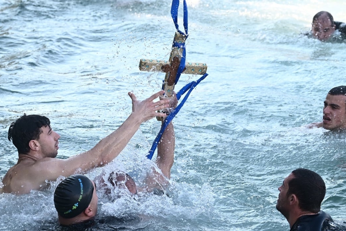 Θεοφάνεια | Πώς γιορτάστηκε ο αγιασμός των υδάτων σε Αθήνα, Θεσσαλονίκη και Πειραιά