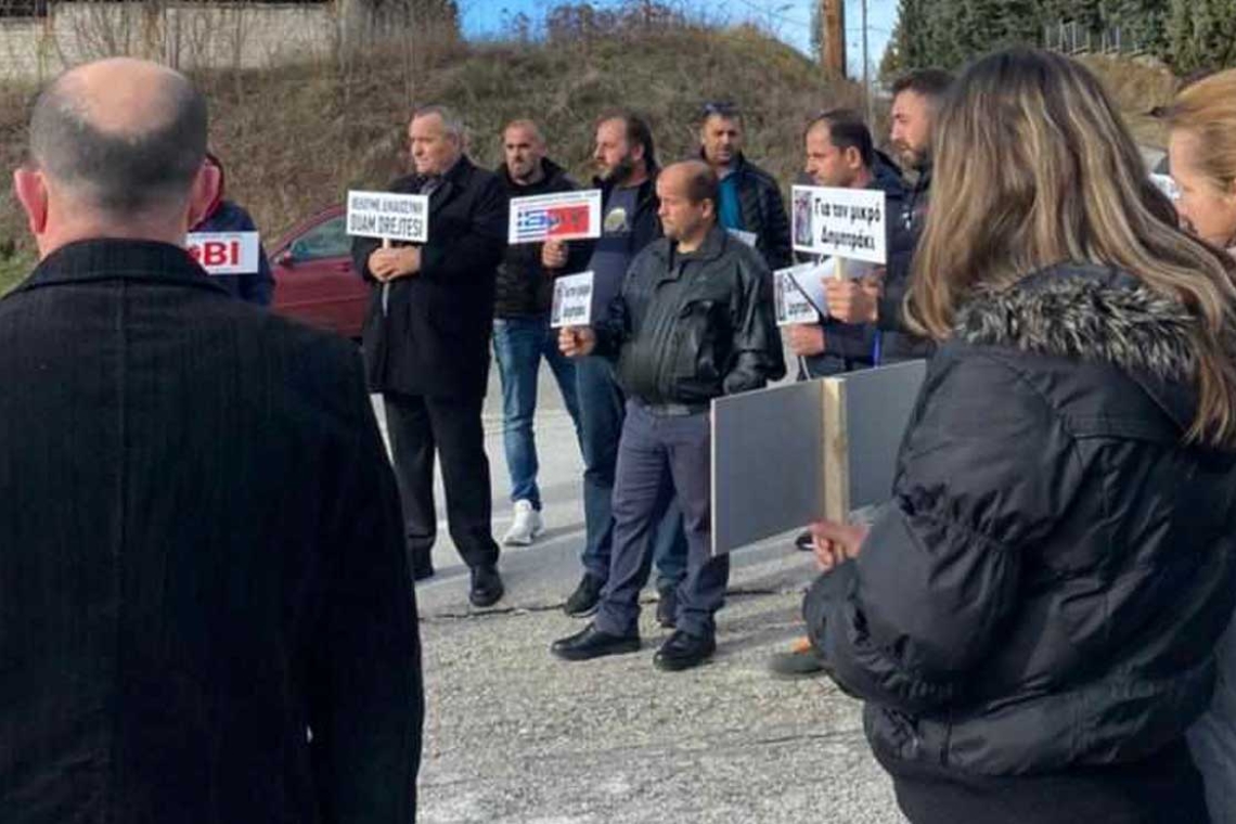 Διαμαρτυρία πολιτών έξω από το Μποδοσακείο για τον θάνατο 15 μηνών βρέφους