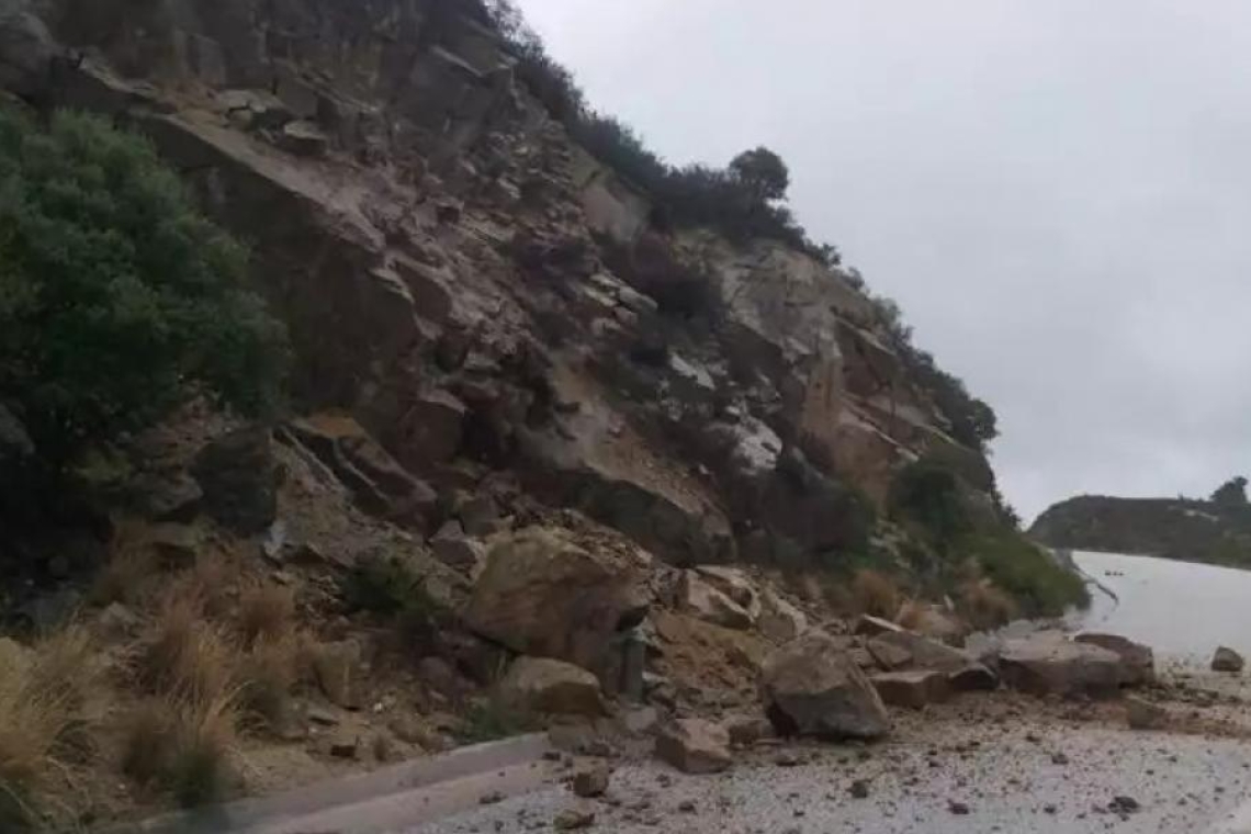 Κατολισθήσεις και πτώσεις βράχων στο επαρχιακό οδικό δίκτυο της Σιθωνίας