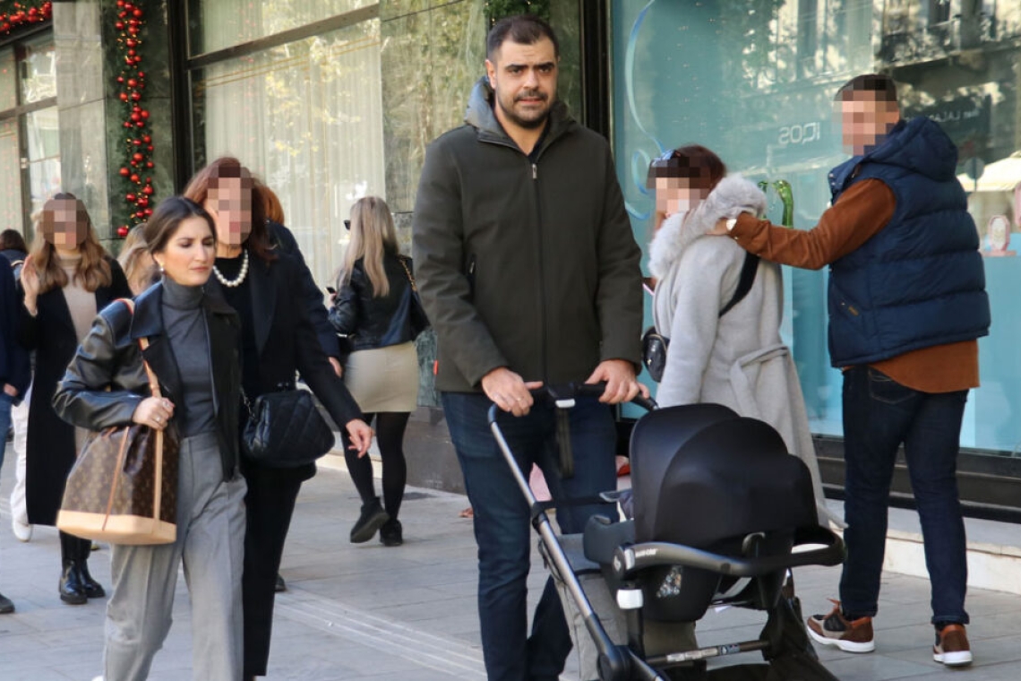 Παύλος Μαρινάκης | Ευτυχισμένη βόλτα στο κέντρο με τη σύζυγό του και τον νεογέννητο γιο τους