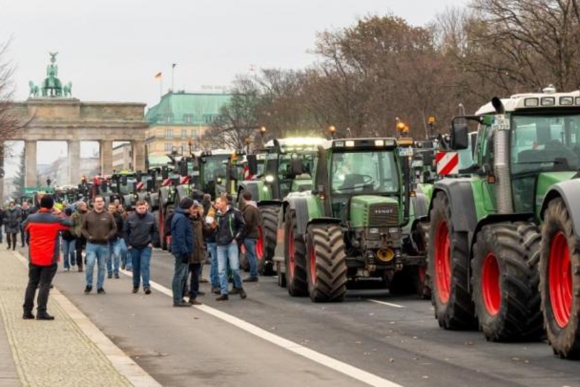 10.000 αγρότες στο Βερολίνο | Η κυβέρνηση μένει αμετάκλητη
