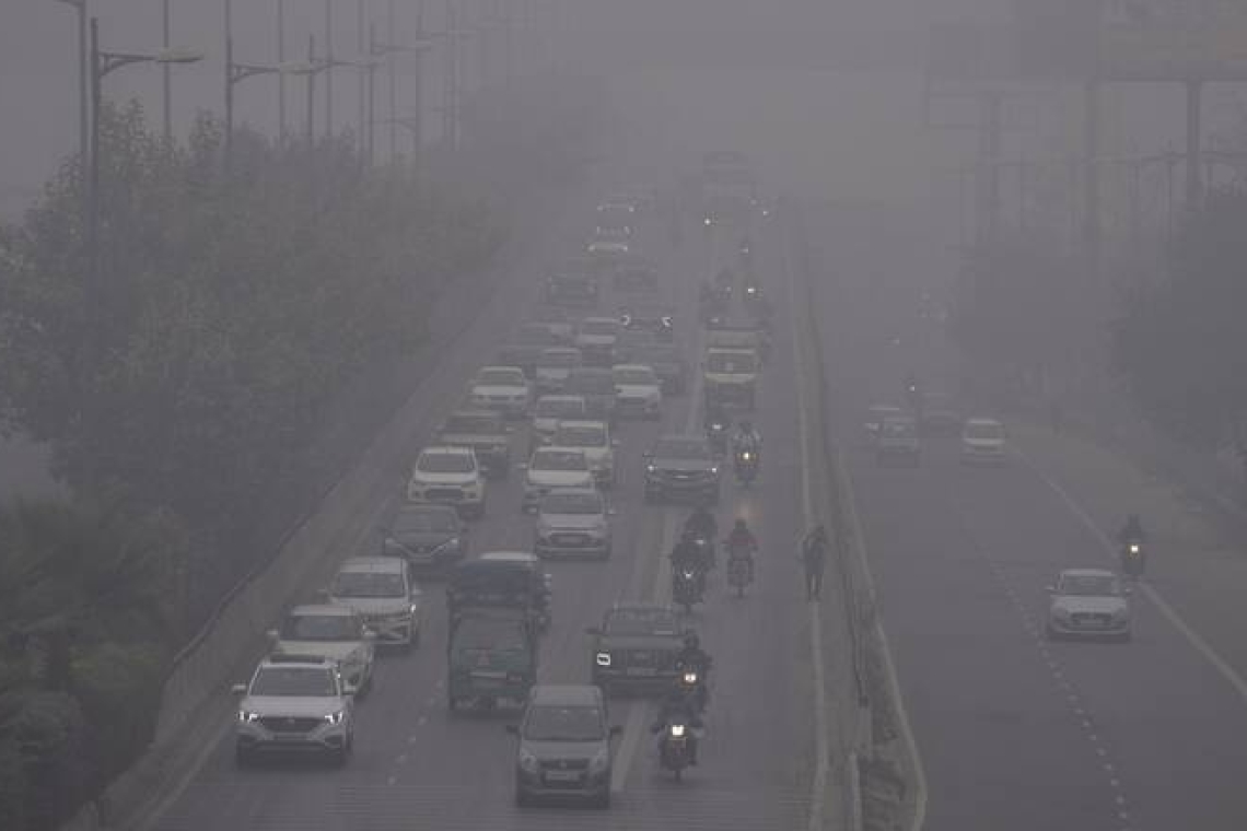 Νέο Δελχί | Πυκνή ομίχλη προκαλεί κυκλοφοριακό χάος και καθυστερήσεις σε πτήσεις και τρένα