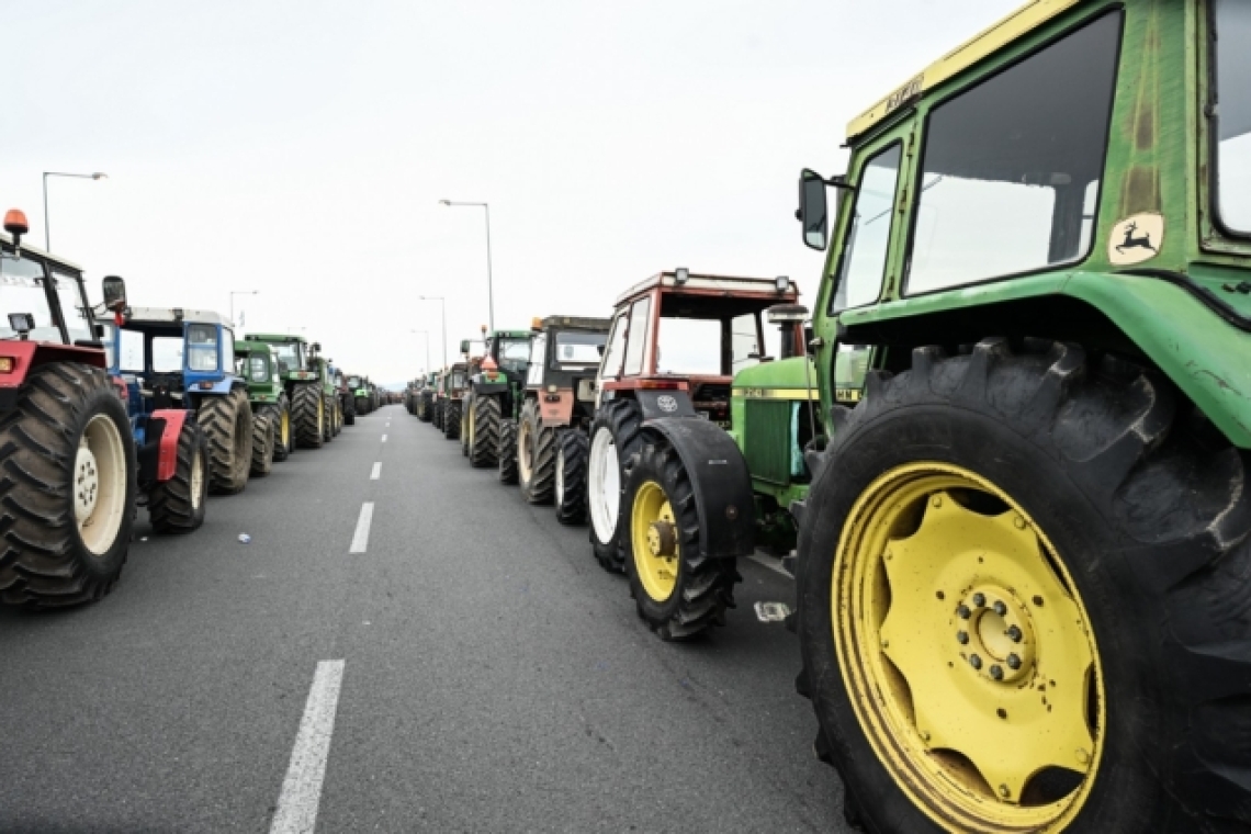 Αγροτικές κινητοποιήσεις | Η κυβέρνηση στέλνει αντιπροσωπεία, επεξεργάζεται νέο μέτρο