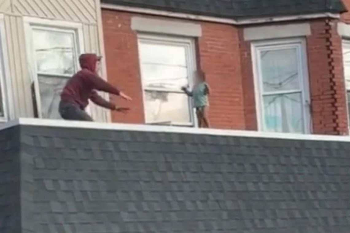 HΠΑ | Άνδρας σκαρφαλώνει σε κτίριο για να σώσει μωρό - Βίντεο