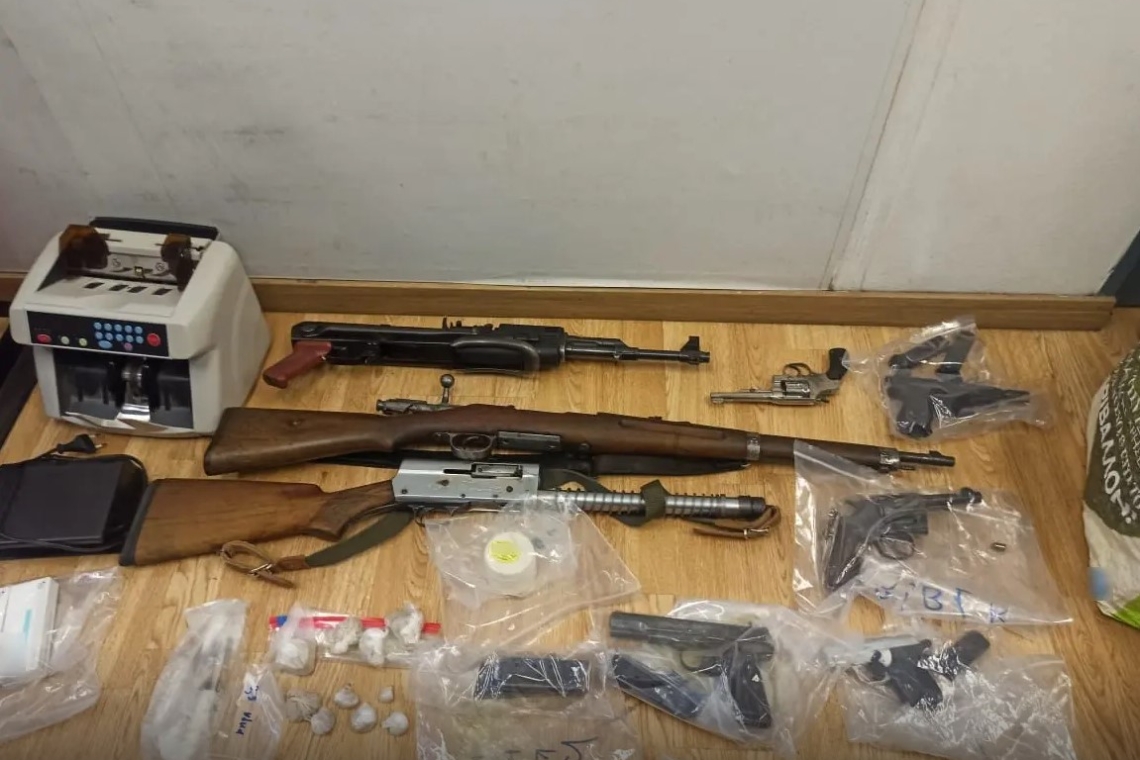 Σύλληψη δύο ατόμων για εργαστήριο νόθευσης ναρκωτικών και βαρύ οπλισμό στην Αθήνα