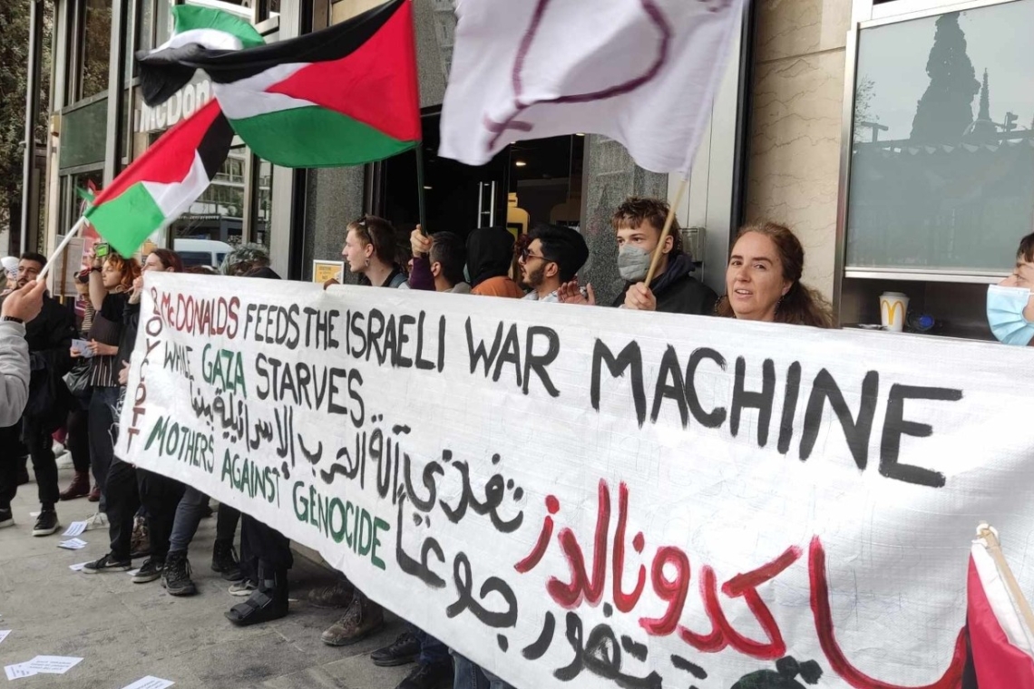 Διαδηλωτές με παλαιστινιακές σημαίες διαμαρτυρήθηκαν έξω από την απονομή των Όσκαρ - Bίντεο 