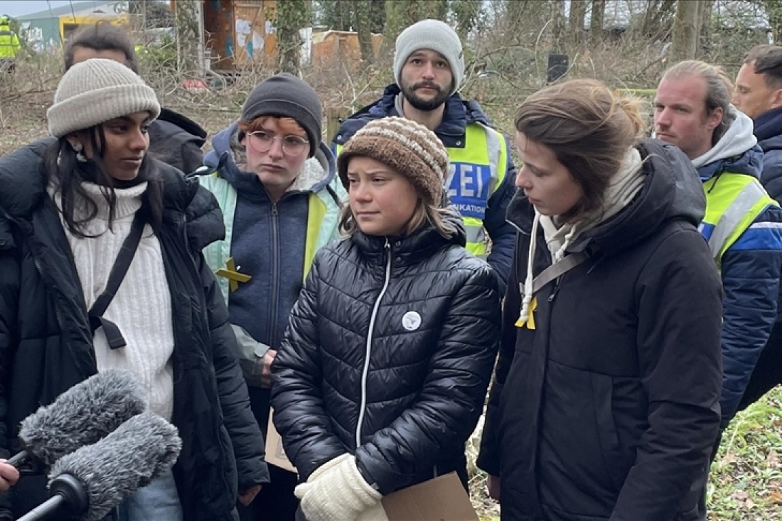 Η Γκρέτα Τούνμπεργκ και άλλοι ακτιβιστές σφράγισαν το σουηδικό κοινοβούλιο σε μια δραματική διαμαρτυρία για το κλίμα