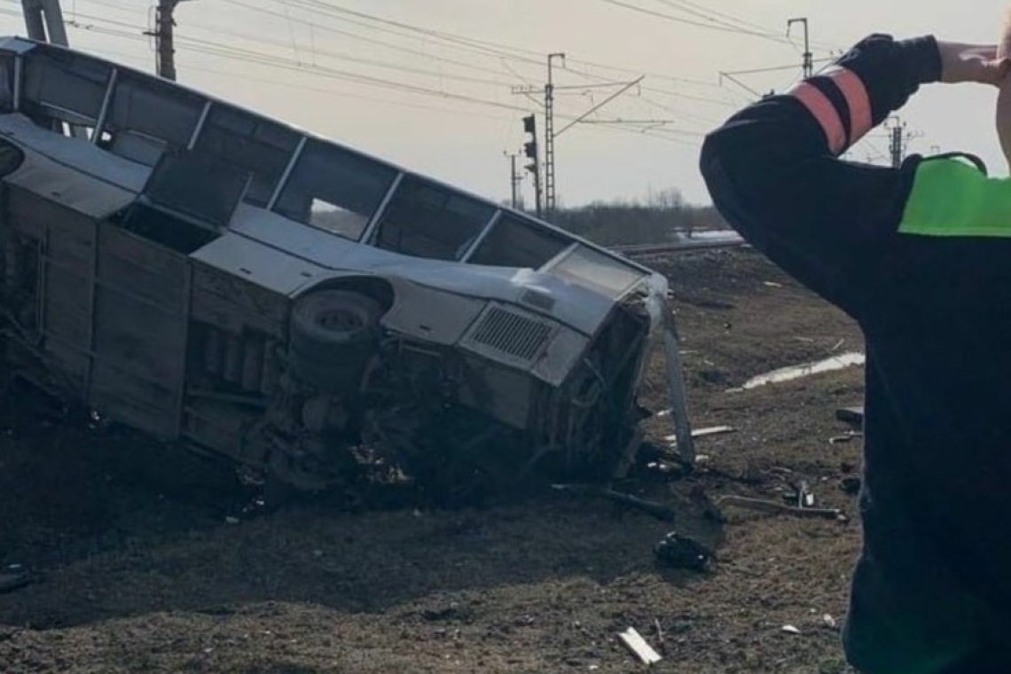 Σφοδρή σύγκρουση τρένου με λεωφορείο στη Ρωσία αφήνει πίσω 8 νεκρούς - Βίντεο