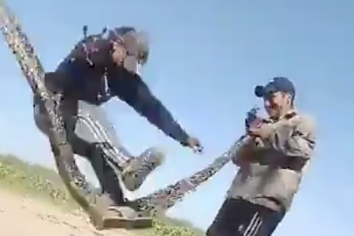 Σάλος στην Αργεντινή με βίντεο που δείχνει άνδρες να παίζουν σχοινάκι με βόα - Βίντεο