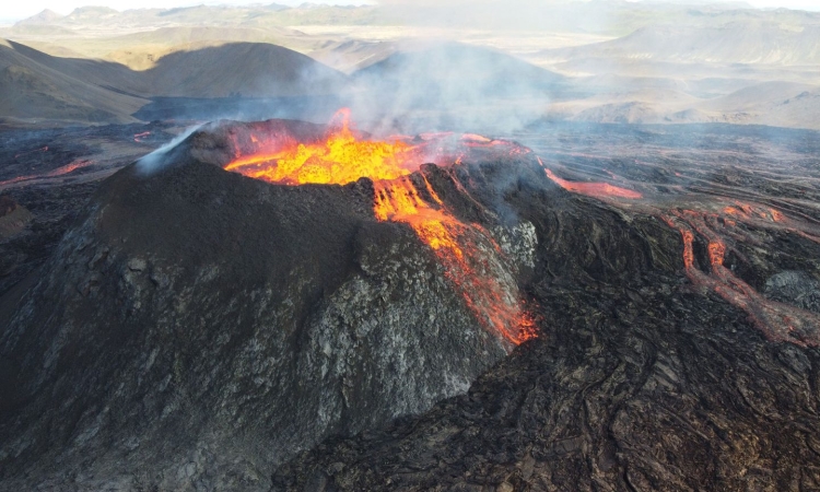 Το ηφαίστειο Ρουάνγκη στην Ινδονησία προκαλεί ανησυχία - Διαταγή εκκένωσης σε 11.000 άτομα - Βίντεο
