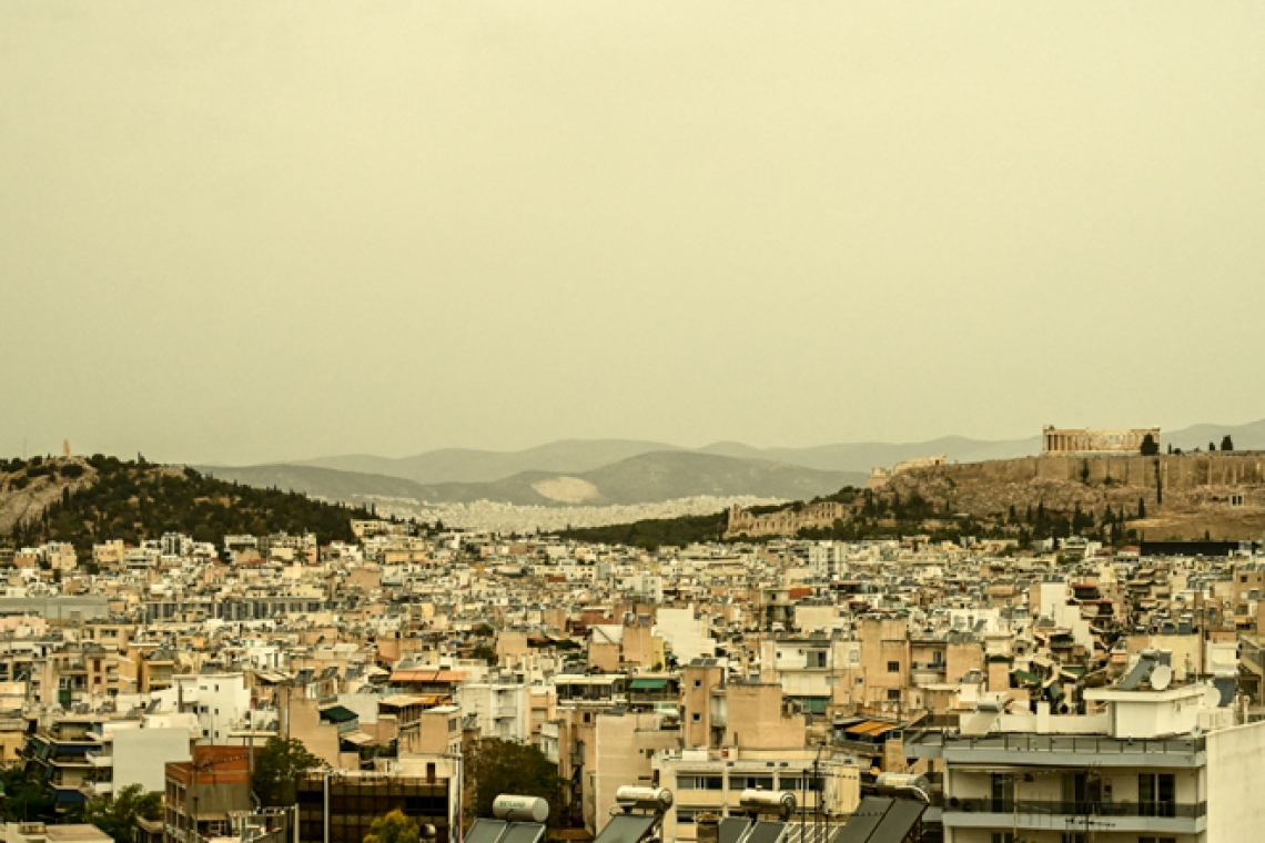 Η Αθήνα πνιγμένη σε ένα πέπλο αφρικανικής σκόνης - Δείτε φωτογραφίες 
