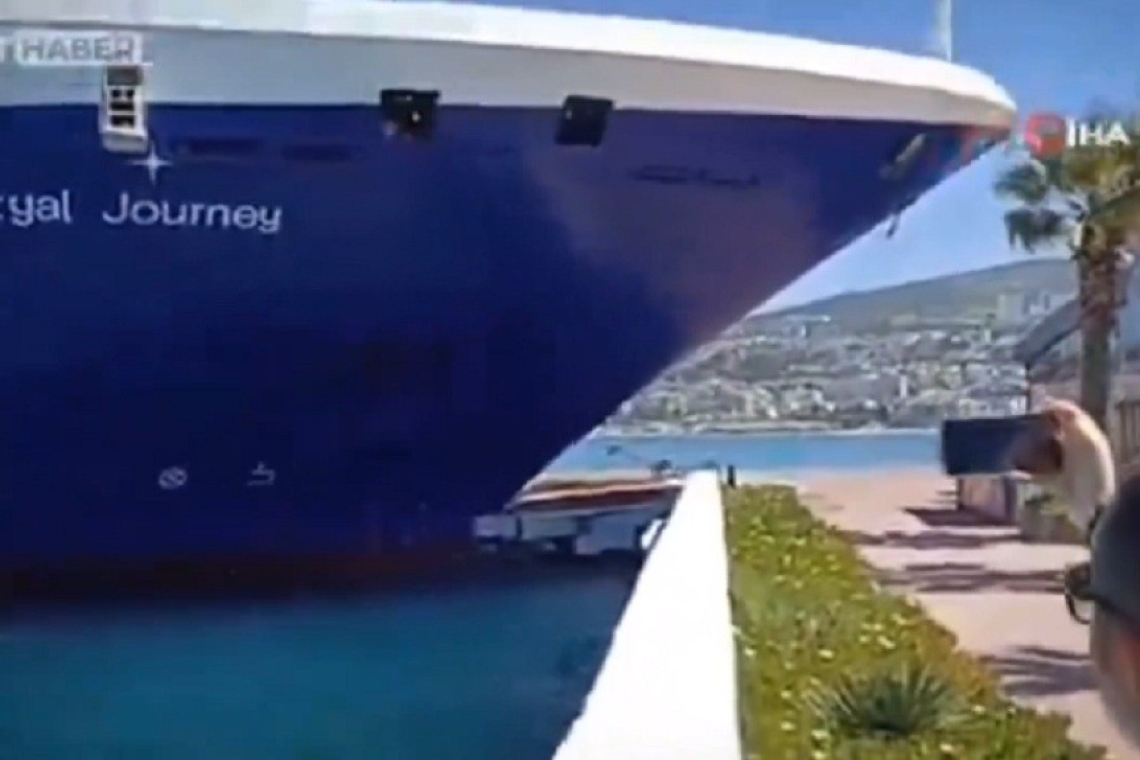 Κρουαζιερόπλοιο προσέκρουσε σε λιμάνι στην Τουρκία 