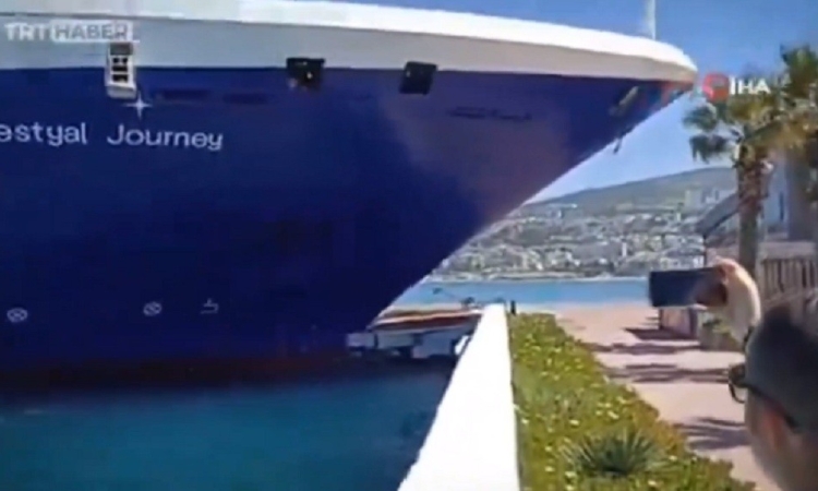 Κρουαζιερόπλοιο προσέκρουσε σε λιμάνι στην Τουρκία 