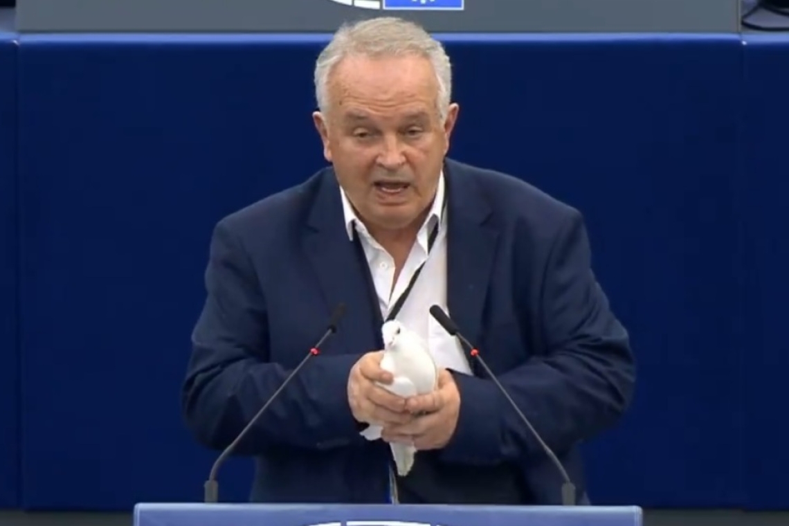 Ευρωβουλευτής άφησε ένα περιστέρι να πετάξει στο Κοινοβούλιο - Βίντεο