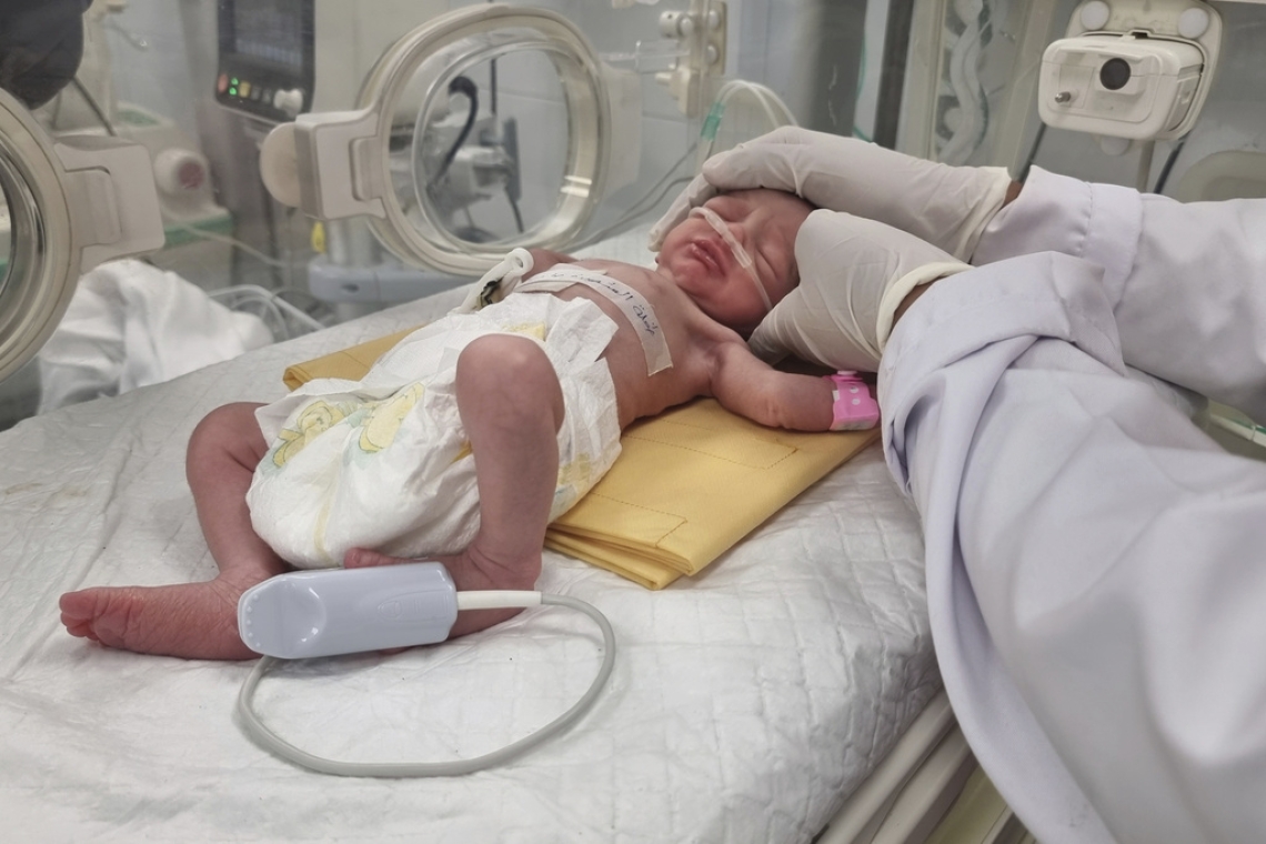Γάζα | Πέθανε το μωρό που γεννήθηκε με καισαρική από τη νεκρή μητέρα του – Το έθαψαν δίπλα της