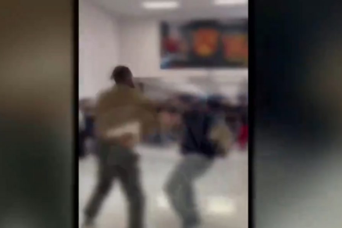 ΗΠΑ | Καθηγητής ξυλοκόπησε άγρια μαθητή του επειδή τον αποκάλεσε «νέγρο» - Βίντεο