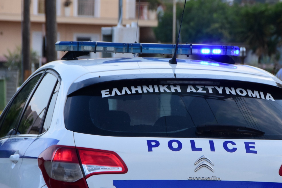 Ένοπλη επίθεση με καλάσνικοφ στο Ηράκλειο - Βαριά τραυματισμένος ένας άνδρας ενώ βρίσκονταν και παιδιά στο όχημα