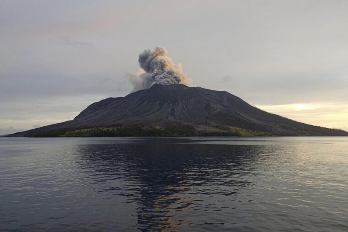 Ινδονησία | Το ηφαίστειο Ρουάνγκ εξερράγη ξανά - Έκλεισε το διεθνές αεροδρόμιο