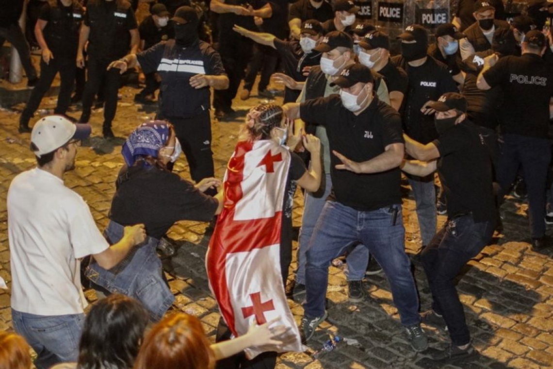 Χιλιάδες διαδηλωτές στην Τιφλίδα κατά του νομοσχεδίου "ξένης επιρροής" παρά την ψήφισή του