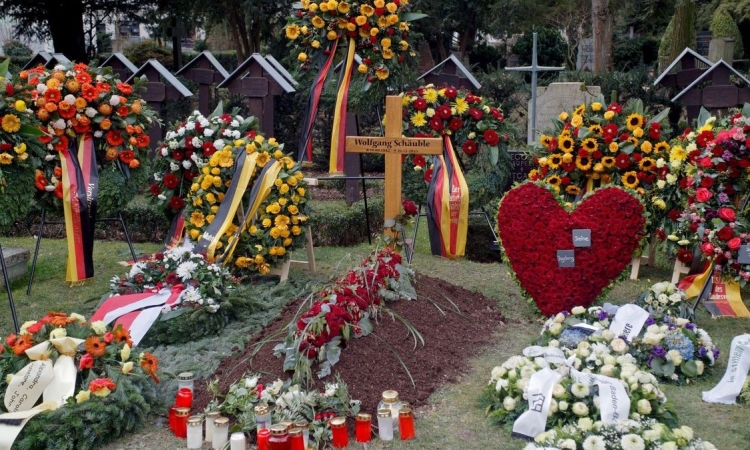 Βανδαλισμός στον τάφο του Βόλφγκανγκ Σόιμπλε | Άγνωστοι έσκαψαν τρύπα 1,2 μέτρων