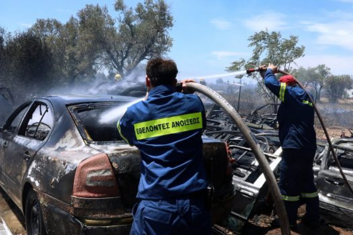 Τέσσερα οχήματα παραδόθηκαν στις φλόγες σε εμπορικό κέντρο στην Ανατολική Θεσσαλονίκη