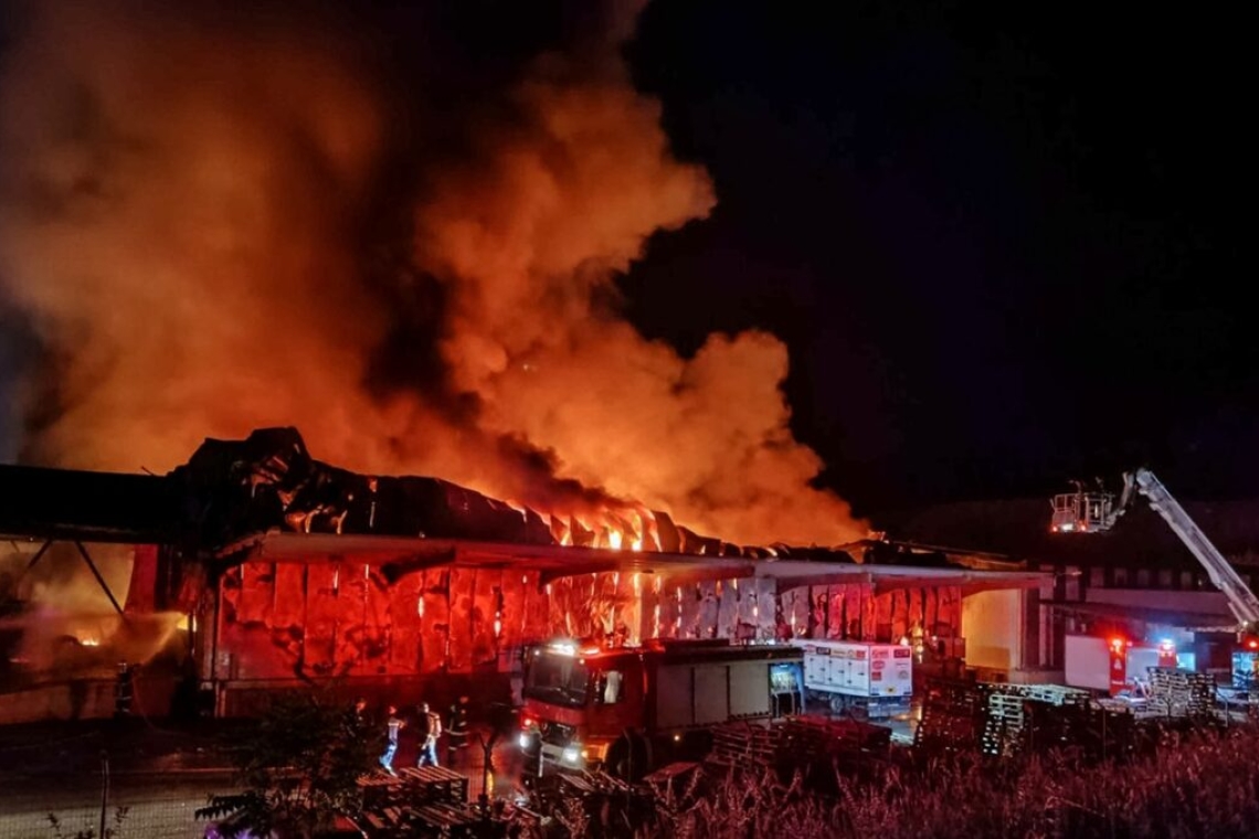 Πυροσβεστική | Από πρόθεση η φωτιά στο εργοστάσιο τροφίμων στη Λαμία 