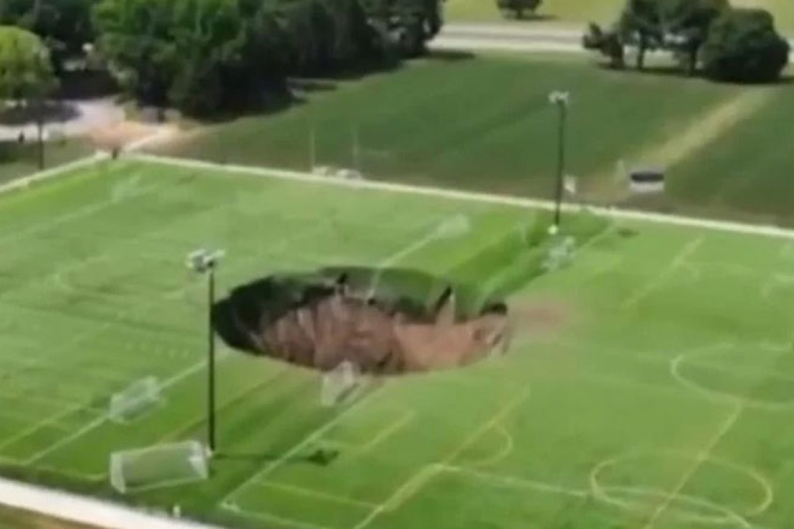 Γιγαντιαία τρύπα άνοιξε στη μέση ποδοσφαιρικού γηπέδου στο Ιλινόις