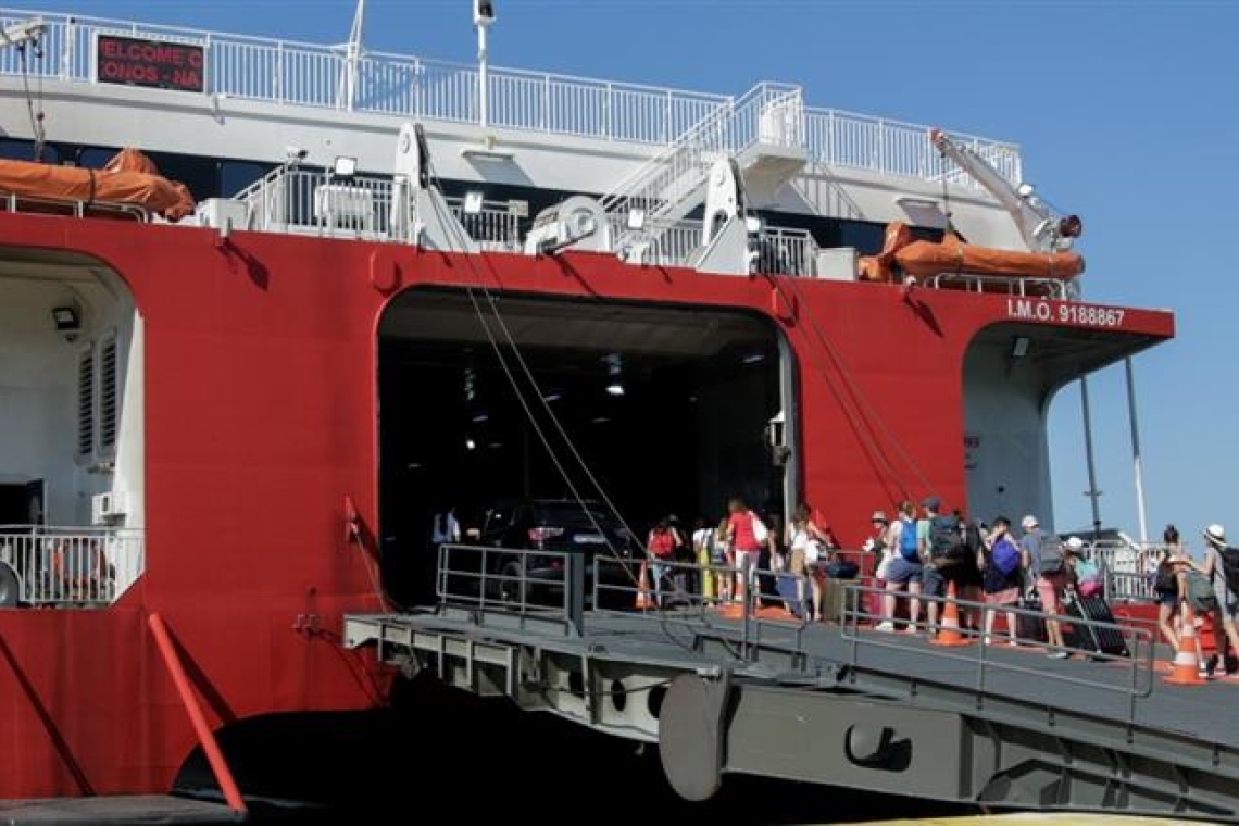 Πρόσκρουση πλοίου στη Φολέγανδρο - Πέντε ελαφρά τραυματίες