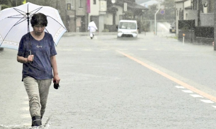 Ιαπωνία | Αγνοούνται τρεις άνθρωποι μετά από ισχυρές βροχοπτώσεις και υπερχειλίσεις ποταμών
