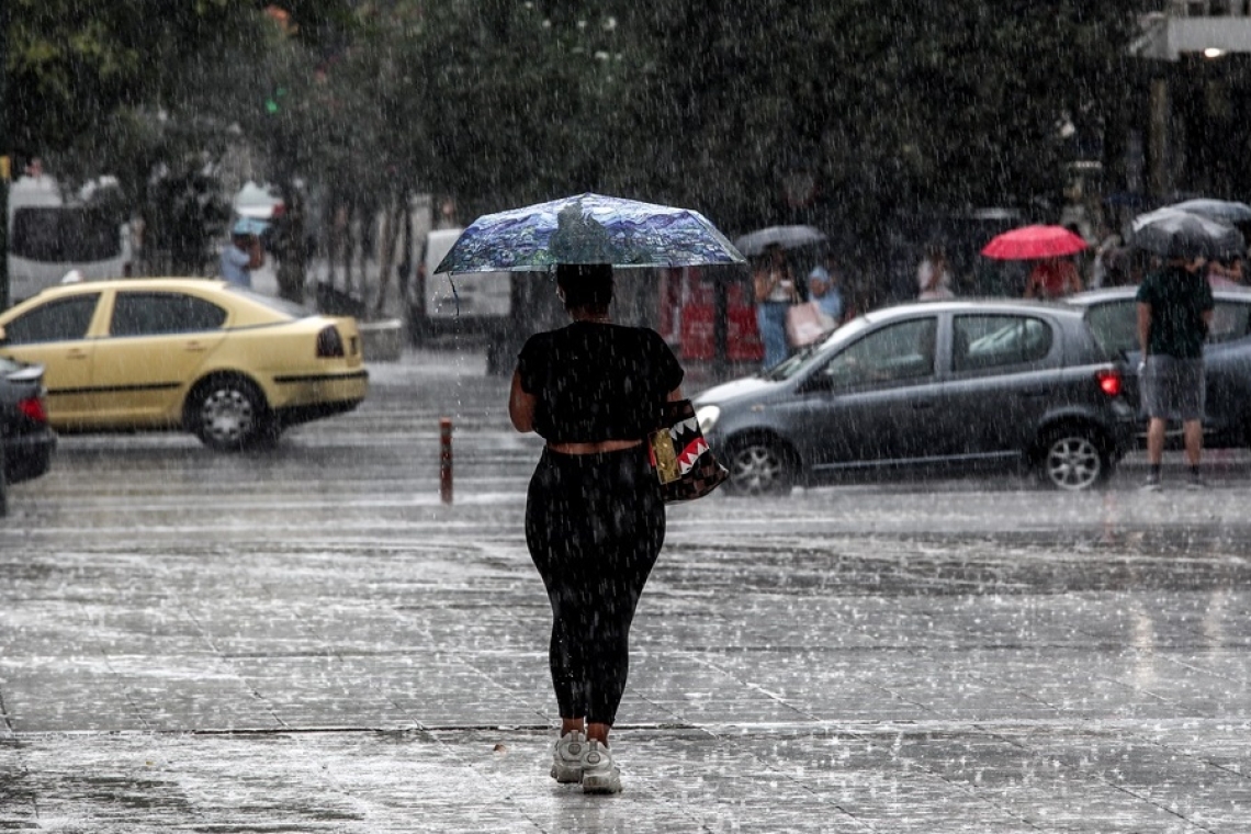 Σαββατοκύριακο με καταιγίδες και κεραυνούς, νέα κακοκαιρία τη Δευτέρα