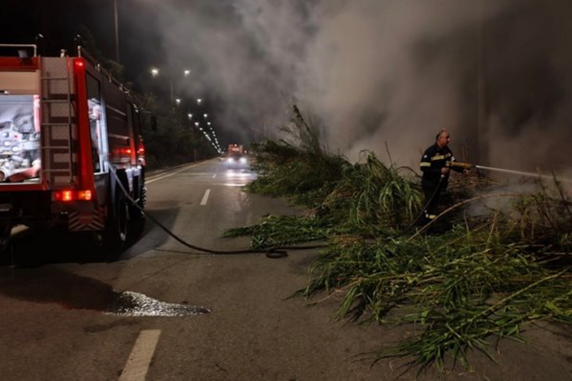 Φωτιά στην Κερατέα: Κλειστή η λεωφόρος Λαυρίου