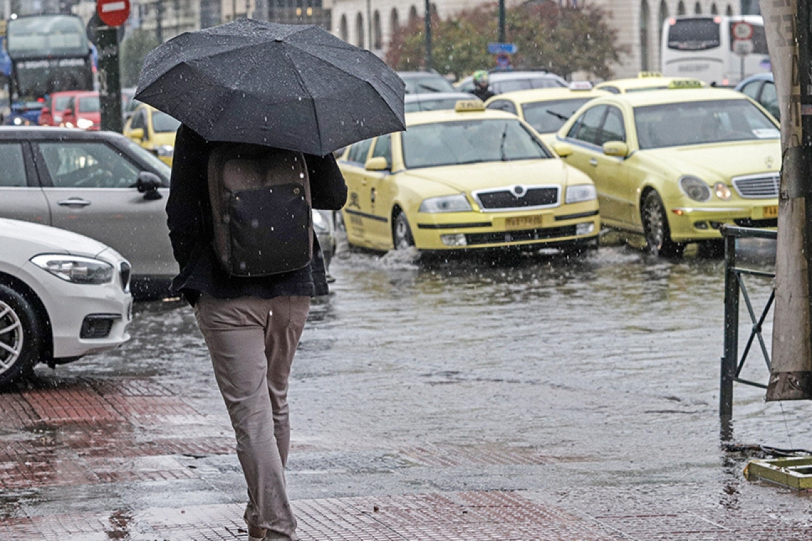 Βροχές στην Αθήνα: Προβλήματα στις μετακινήσεις των πολιτών