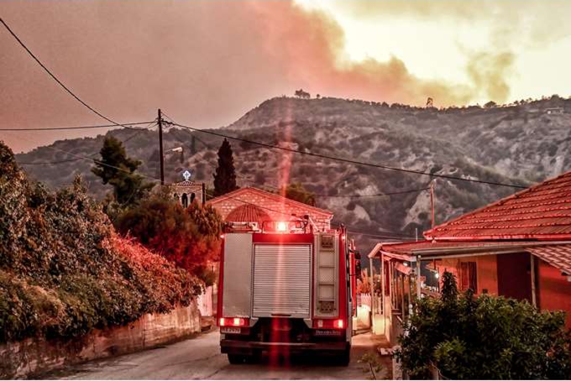 Σε ύφεση η φωτιά στο Ξυλόκαστρο