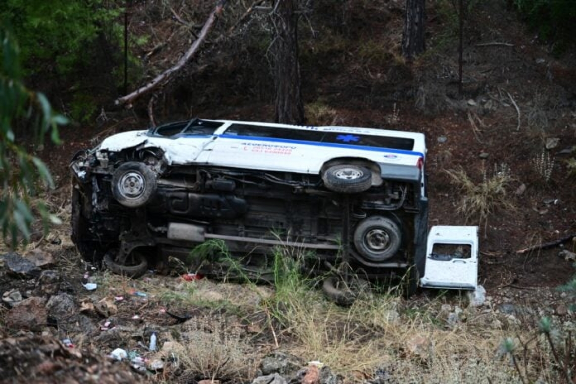 Ασθενοφόρο έπεσε σε χαράδρα στην Καισαριανή