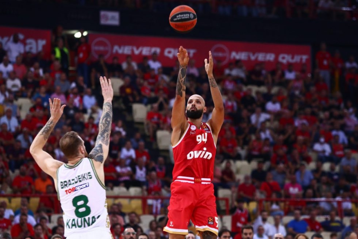 Ολυμπιακός - Ζάλγκιρις 74-68: Πρώτη νίκη στη Euroleague με πρωταγωνιστές Βεζένκοβ και Φουρνιέ