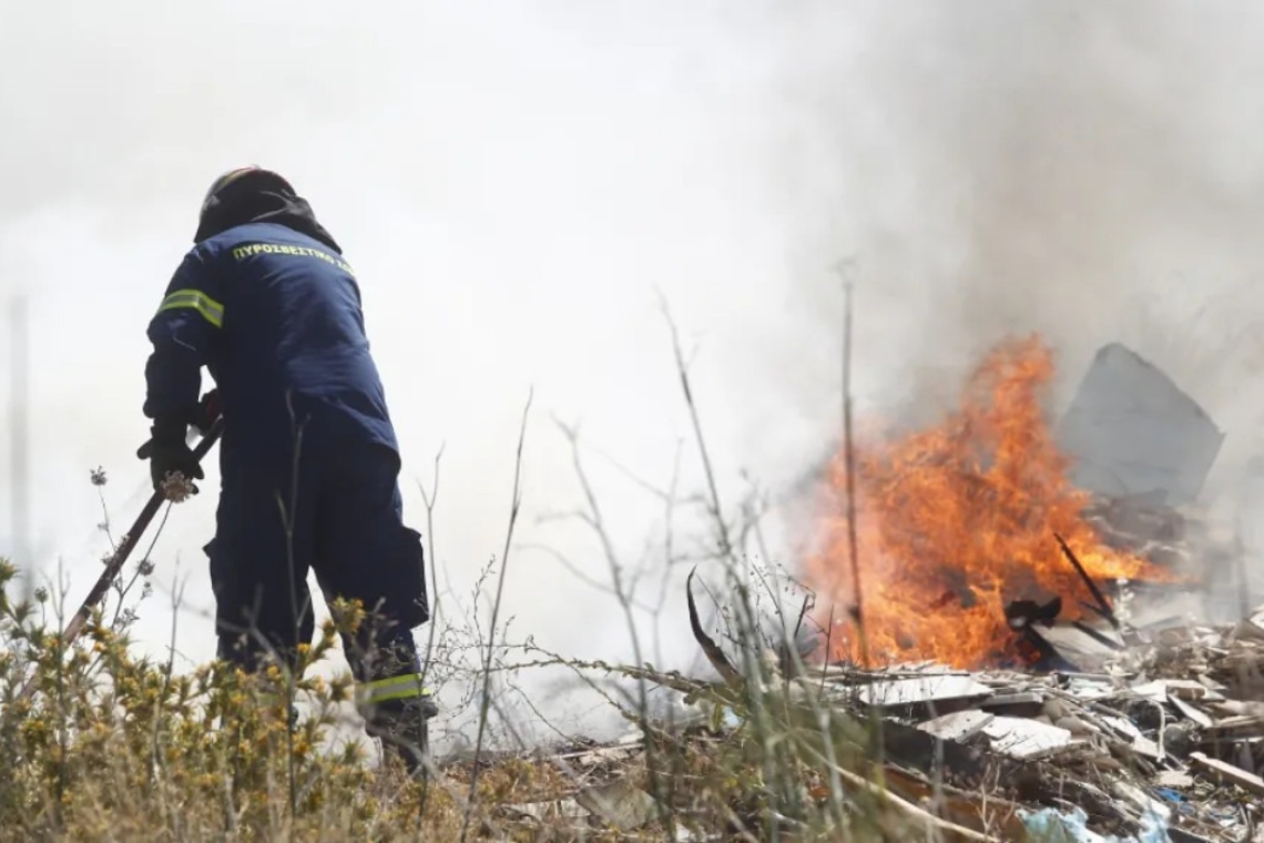 Φωτιά σε βιοτεχνία στον Ταύρο: Επιχειρούν 15 πυροσβέστες