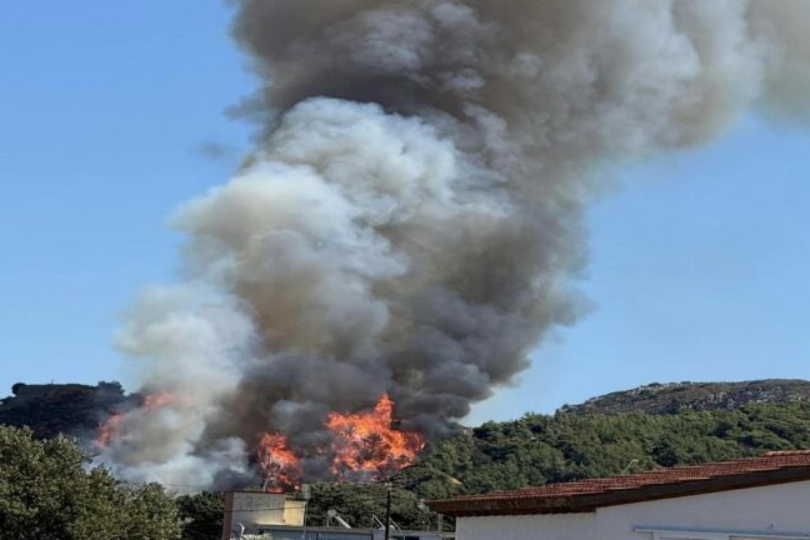 Μεγάλη πυρκαγιά σε δύσβατη περιοχή στα Ροδωπού Χανίων