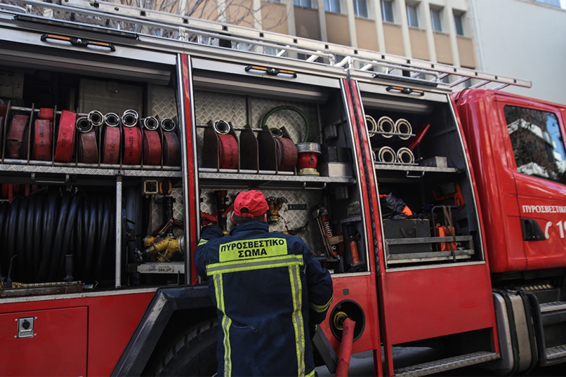 Φωτιά στον Πειραιά: Διάσωση ατόμου από διαμέρισμα