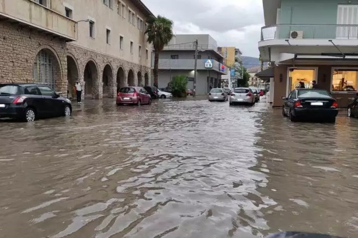 Πλημμύρες στο Ναύπλιο: Χάος στους δρόμους από τις έντονες βροχοπτώσεις