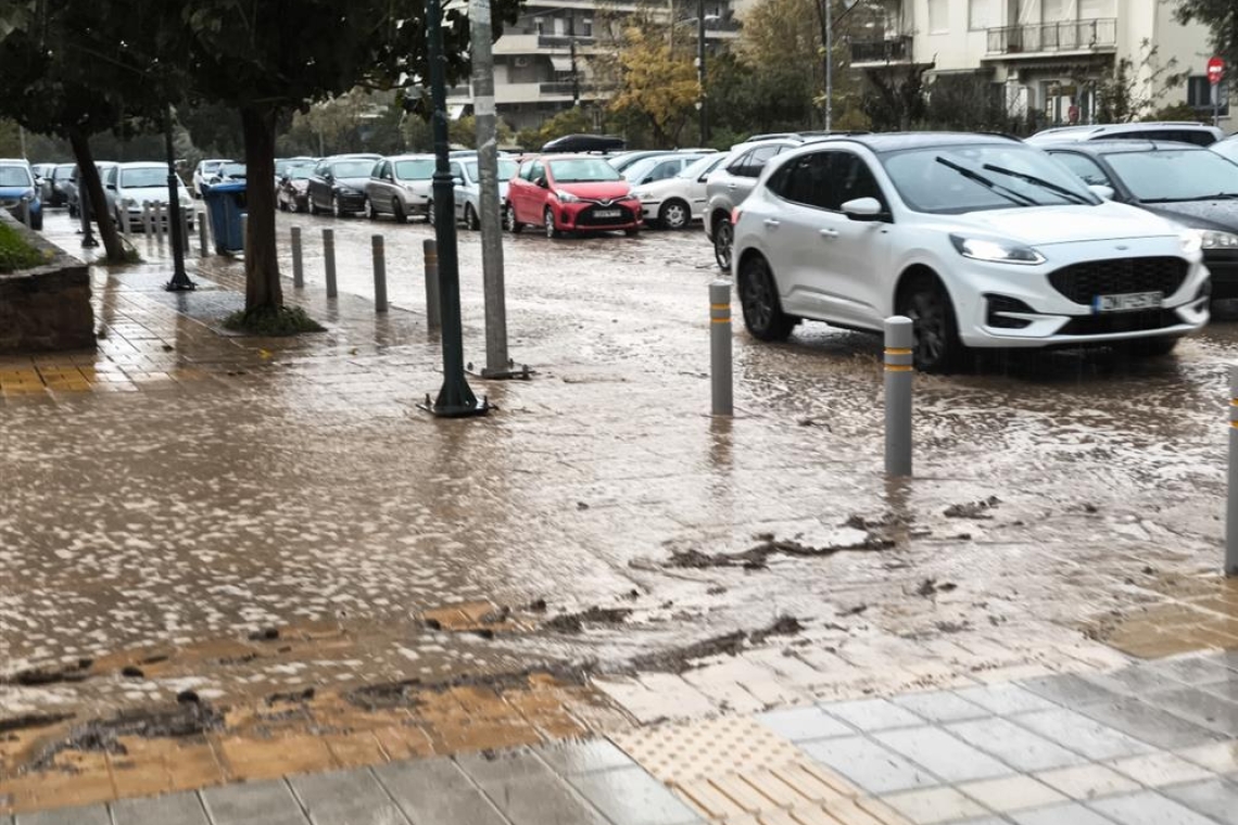 Η κακοκαιρία &quot;Αλέξανδρος&quot; πλήττει την Αττική με καταιγίδες