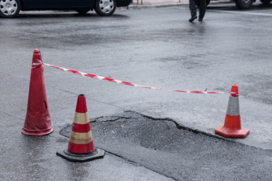 Καθίζηση δρόμου στην Καλλιθέα: Διακοπή κυκλοφορίας στην οδό Αραπάκη