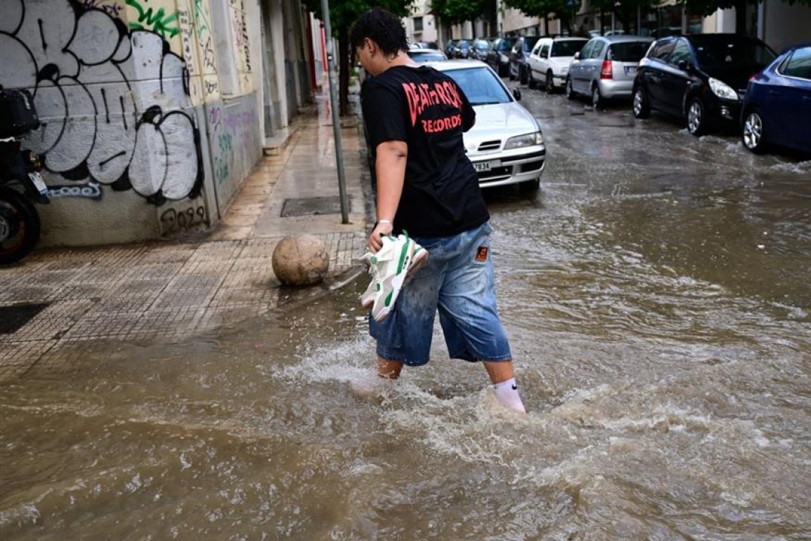 Κακοκαιρία Bora: Έκτακτο μήνυμα 112 στην Αττική για αποφυγή μετακινήσεων